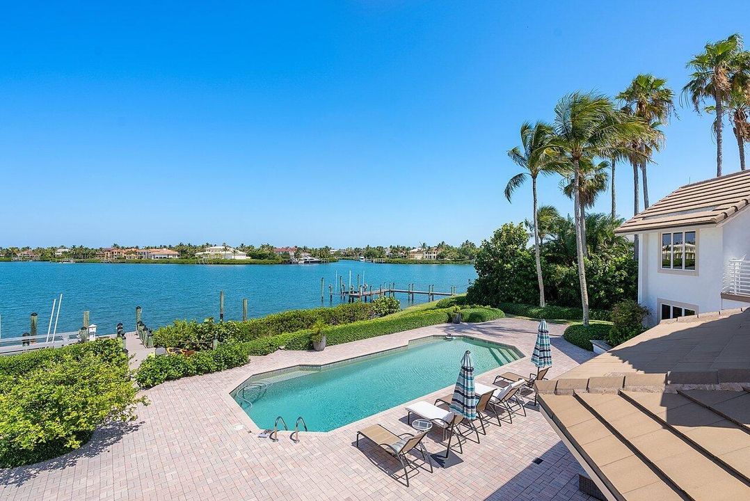 Recently Sold: $4,950,000 (5 beds, 6 baths, 7415 Square Feet)