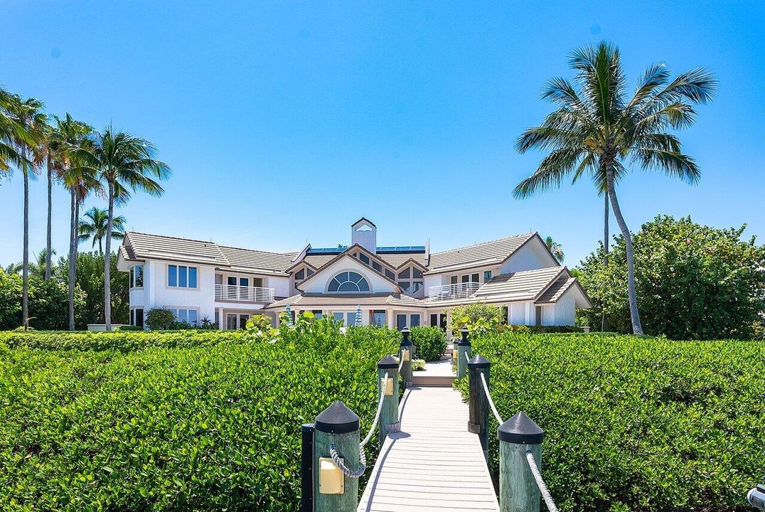 Recently Sold: $4,950,000 (5 beds, 6 baths, 7415 Square Feet)