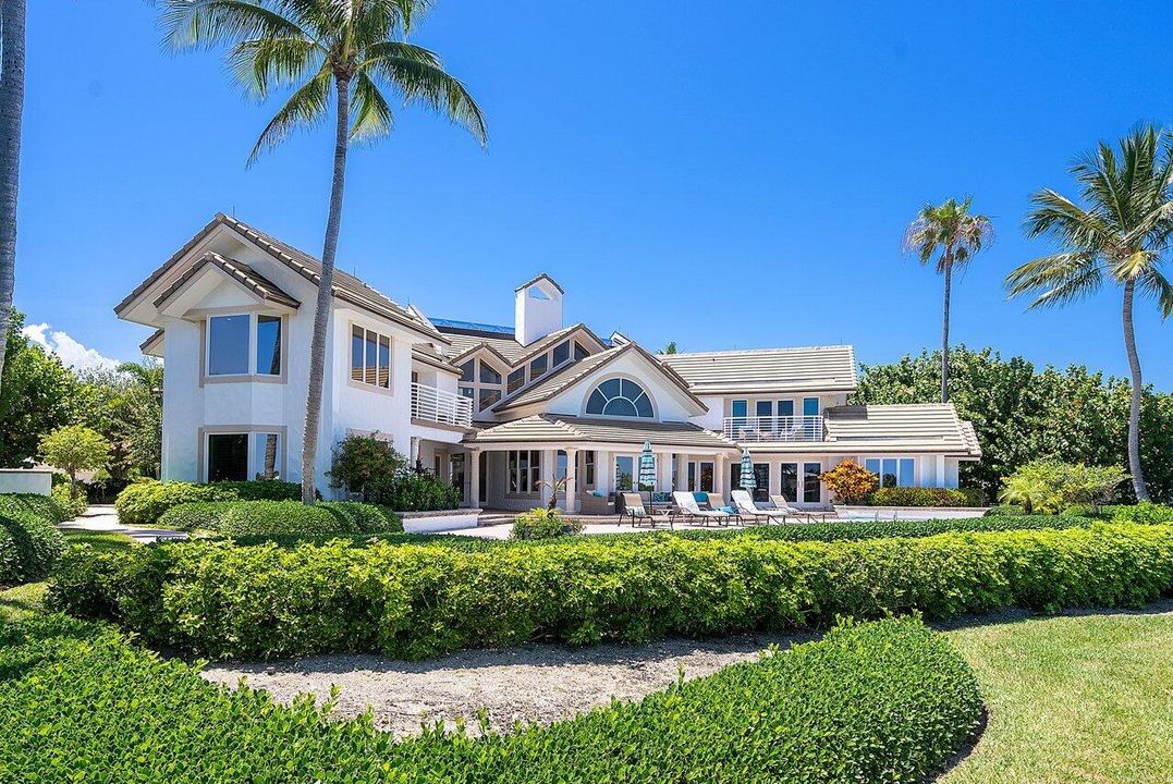 Recently Sold: $4,950,000 (5 beds, 6 baths, 7415 Square Feet)