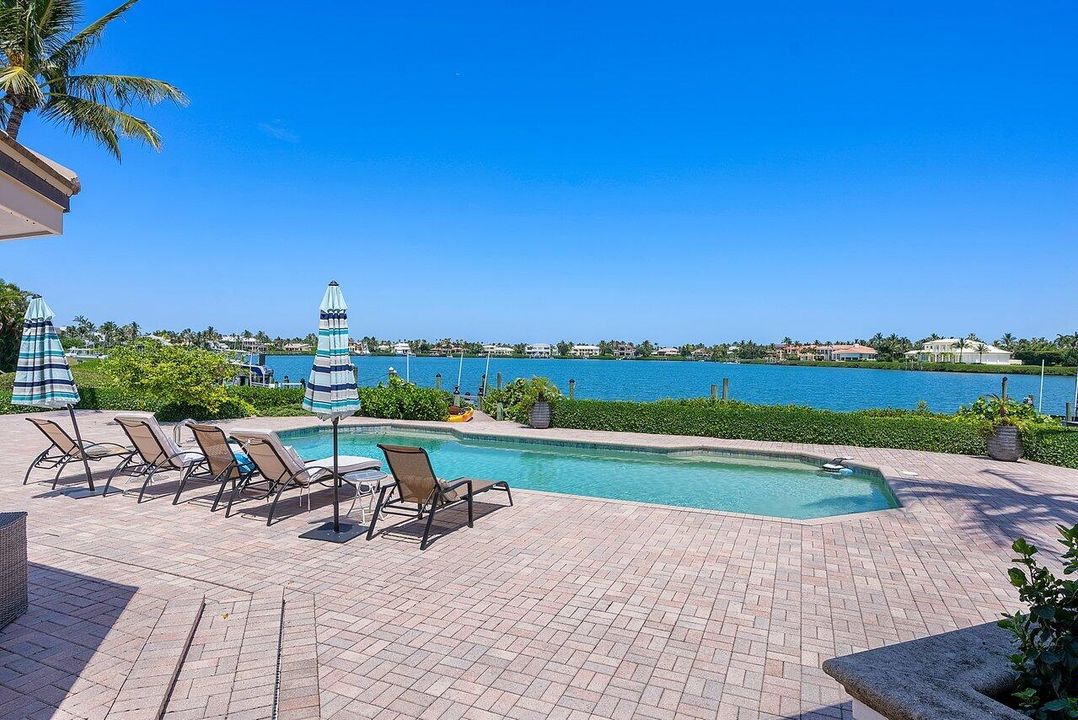 Recently Sold: $4,950,000 (5 beds, 6 baths, 7415 Square Feet)