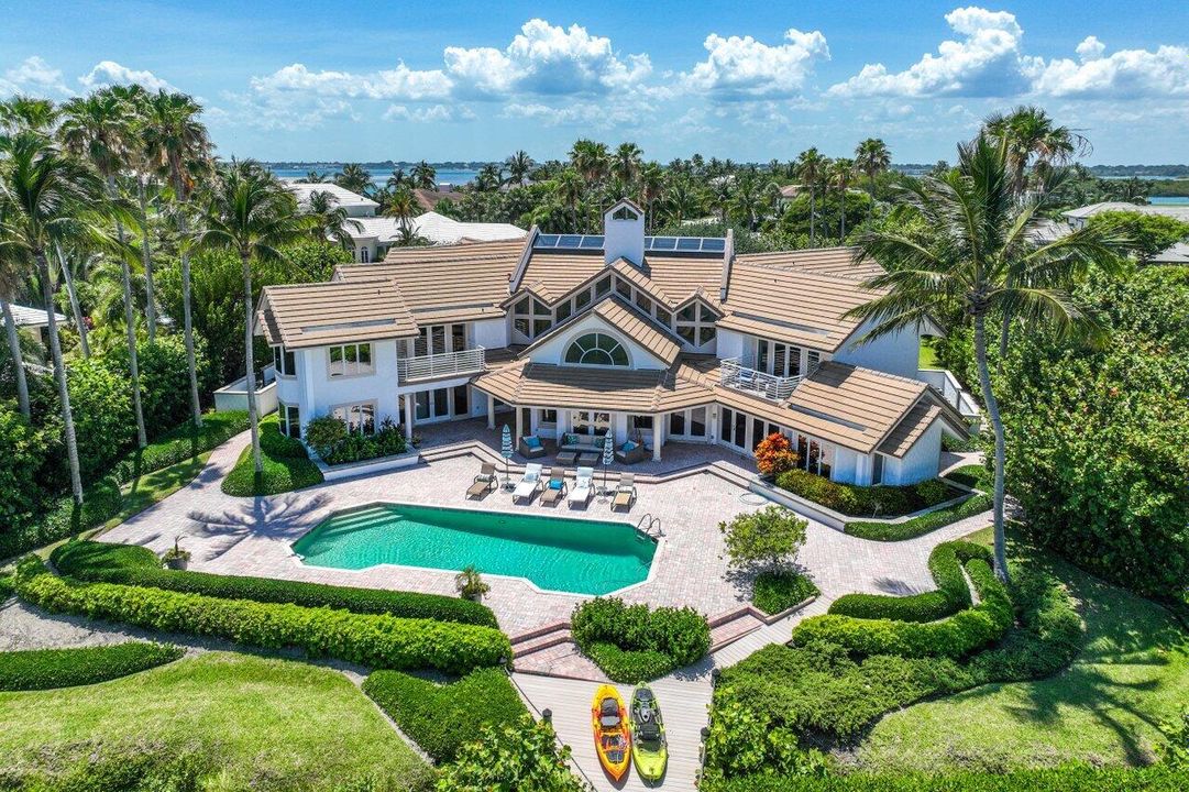 Recently Sold: $4,950,000 (5 beds, 6 baths, 7415 Square Feet)