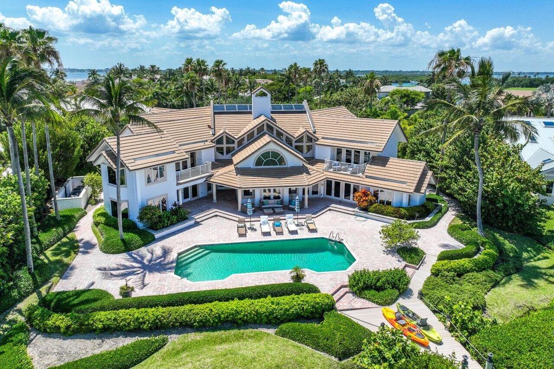 Recently Sold: $4,950,000 (5 beds, 6 baths, 7415 Square Feet)