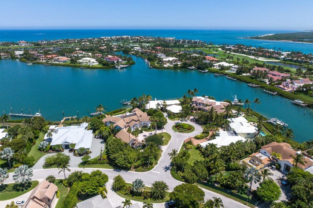 Recently Sold: $4,950,000 (5 beds, 6 baths, 7415 Square Feet)