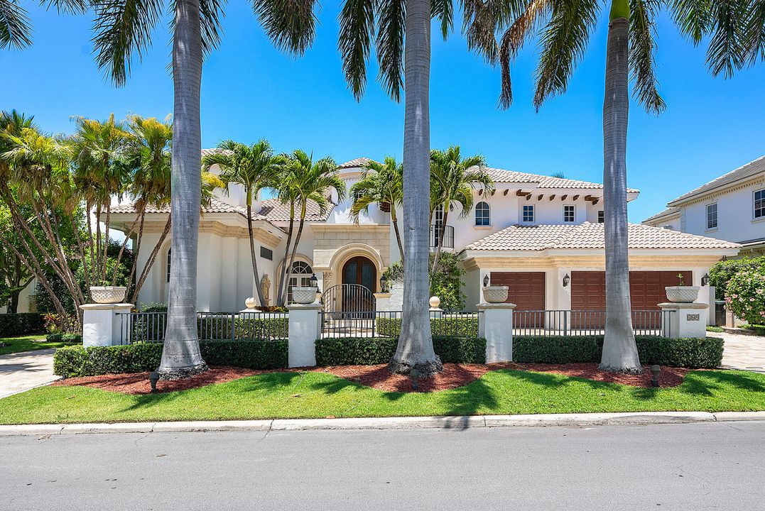 Recently Sold: $8,590,000 (5 beds, 6 baths, 6105 Square Feet)