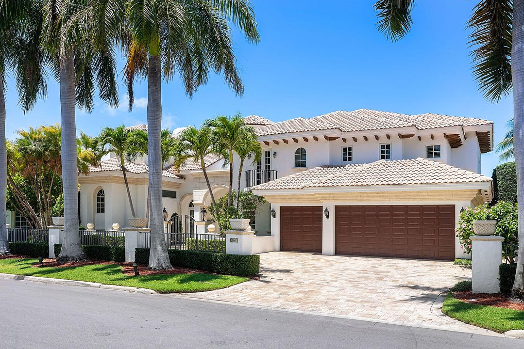 Recently Sold: $8,590,000 (5 beds, 6 baths, 6105 Square Feet)