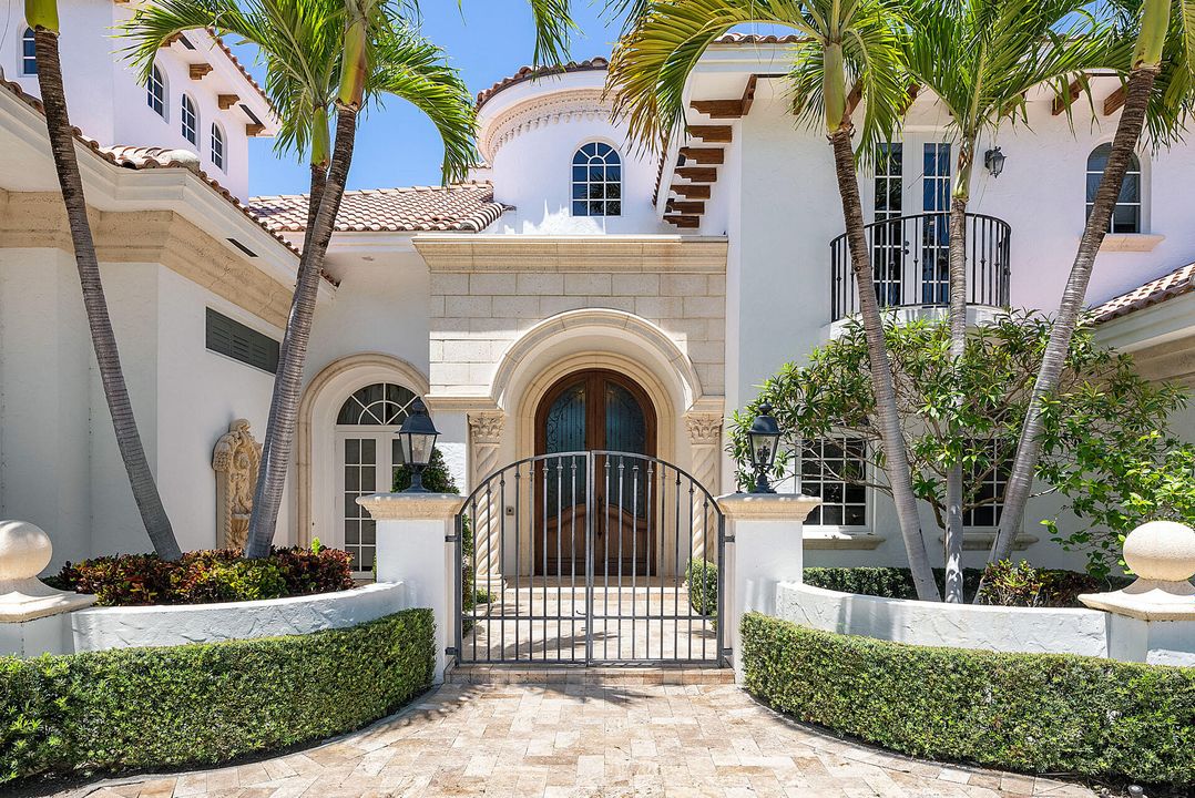 Recently Sold: $8,590,000 (5 beds, 6 baths, 6105 Square Feet)