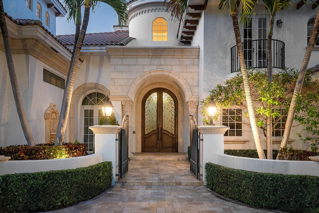 Recently Sold: $8,590,000 (5 beds, 6 baths, 6105 Square Feet)