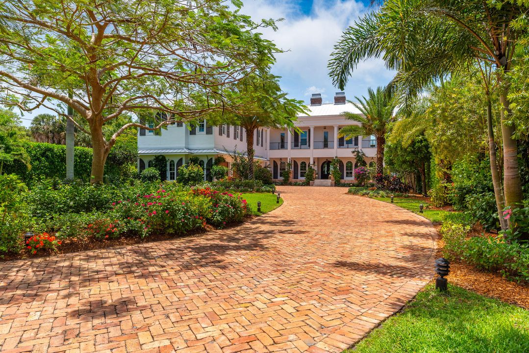 Recently Sold: $5,850,000 (6 beds, 4 baths, 6157 Square Feet)