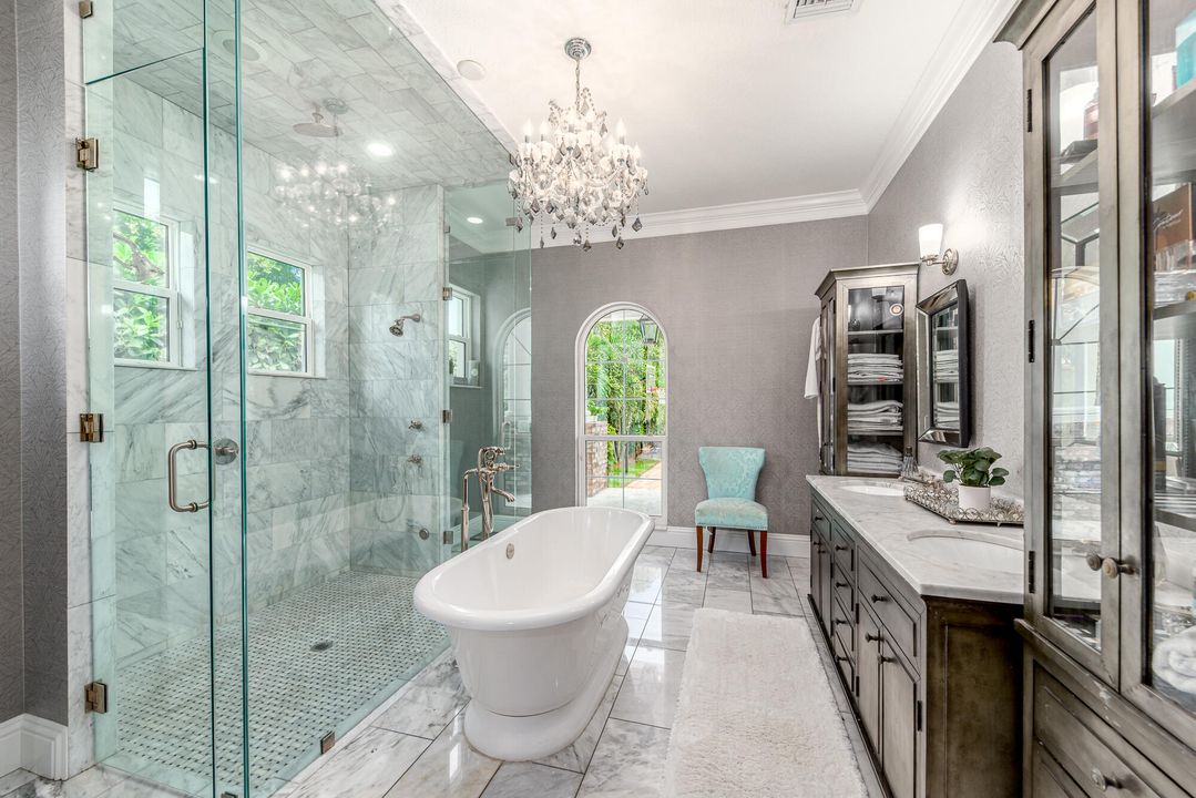 Recently Sold: $5,850,000 (6 beds, 4 baths, 6157 Square Feet)