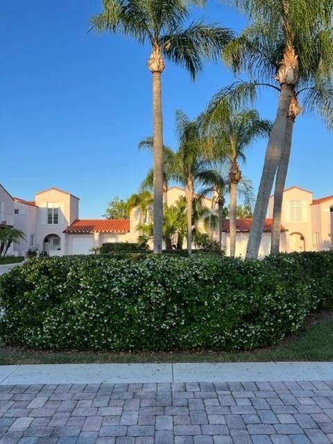Recently Sold: $420,000 (2 beds, 2 baths, 1471 Square Feet)
