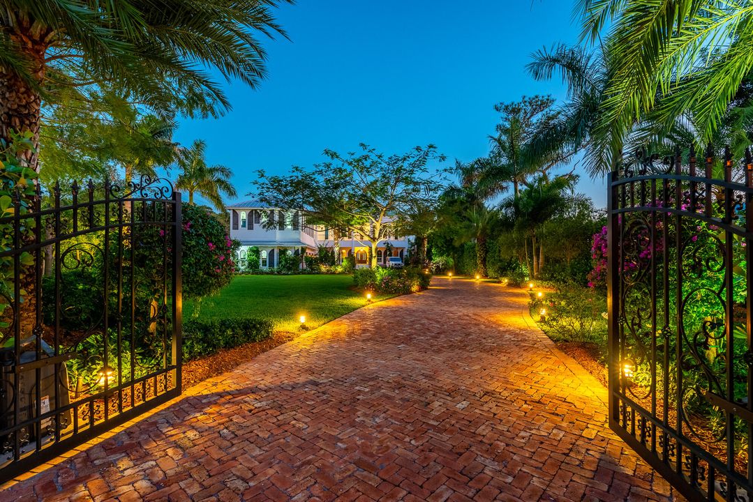 Recently Sold: $5,850,000 (6 beds, 4 baths, 6157 Square Feet)