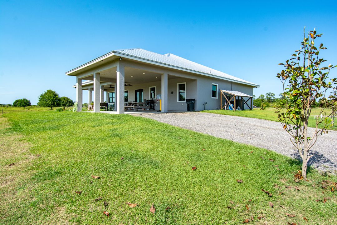 Recently Sold: $3,400,000 (3 beds, 2 baths, 2419 Square Feet)
