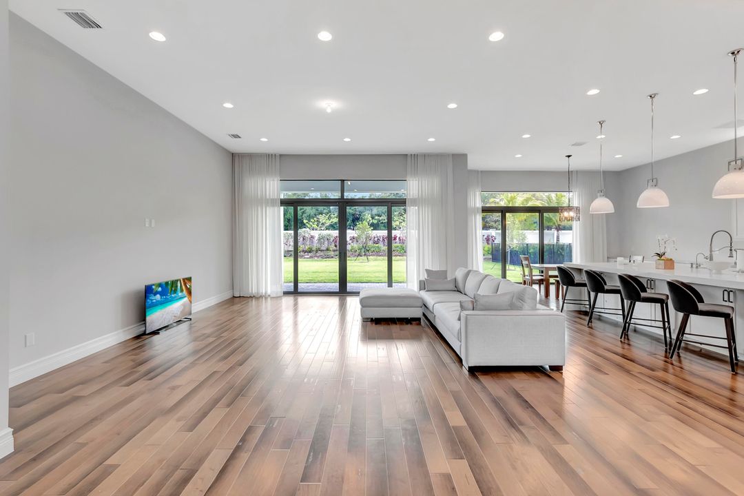 Recently Sold: $3,699,000 (5 beds, 6 baths, 5832 Square Feet)