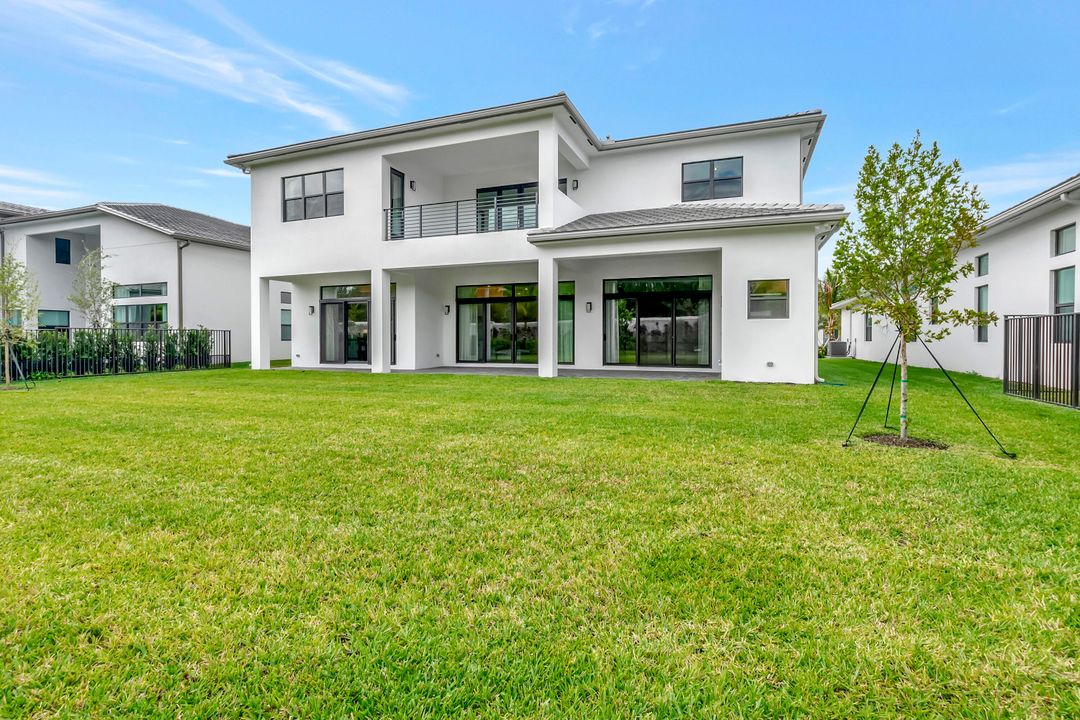 Recently Sold: $3,699,000 (5 beds, 6 baths, 5832 Square Feet)