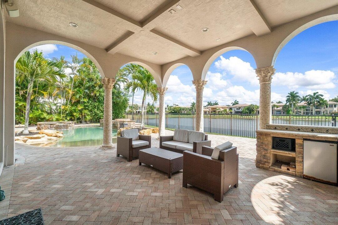 Recently Sold: $2,500,000 (6 beds, 5 baths, 5511 Square Feet)