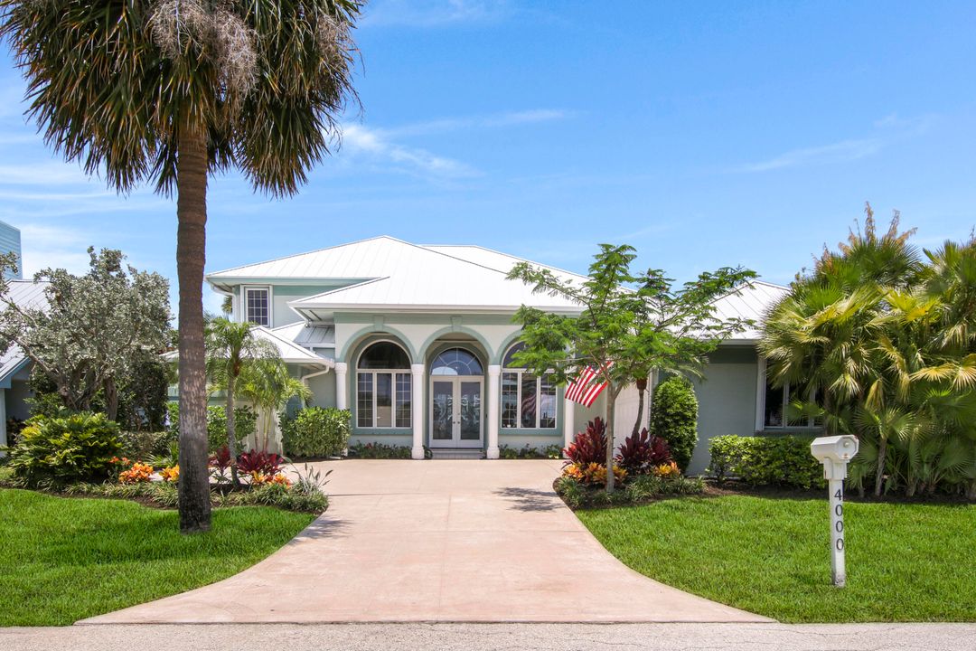 Recently Sold: $2,599,000 (4 beds, 3 baths, 3286 Square Feet)