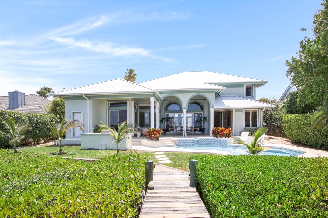 Recently Sold: $2,599,000 (4 beds, 3 baths, 3286 Square Feet)