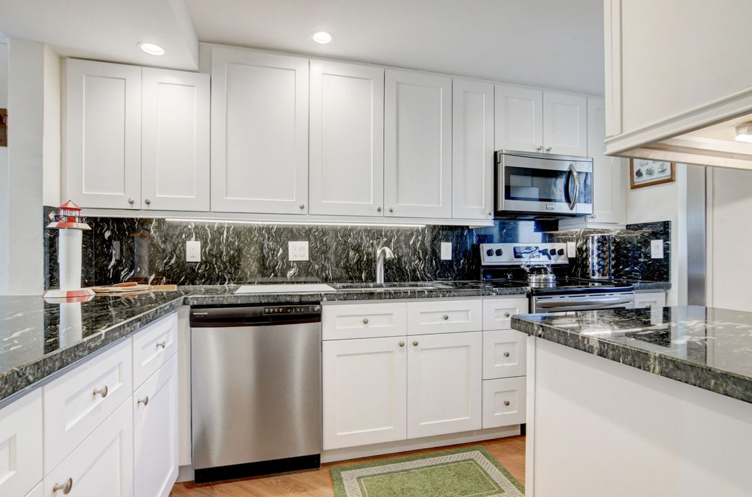 Recently Sold: $250,000 (2 beds, 2 baths, 984 Square Feet)