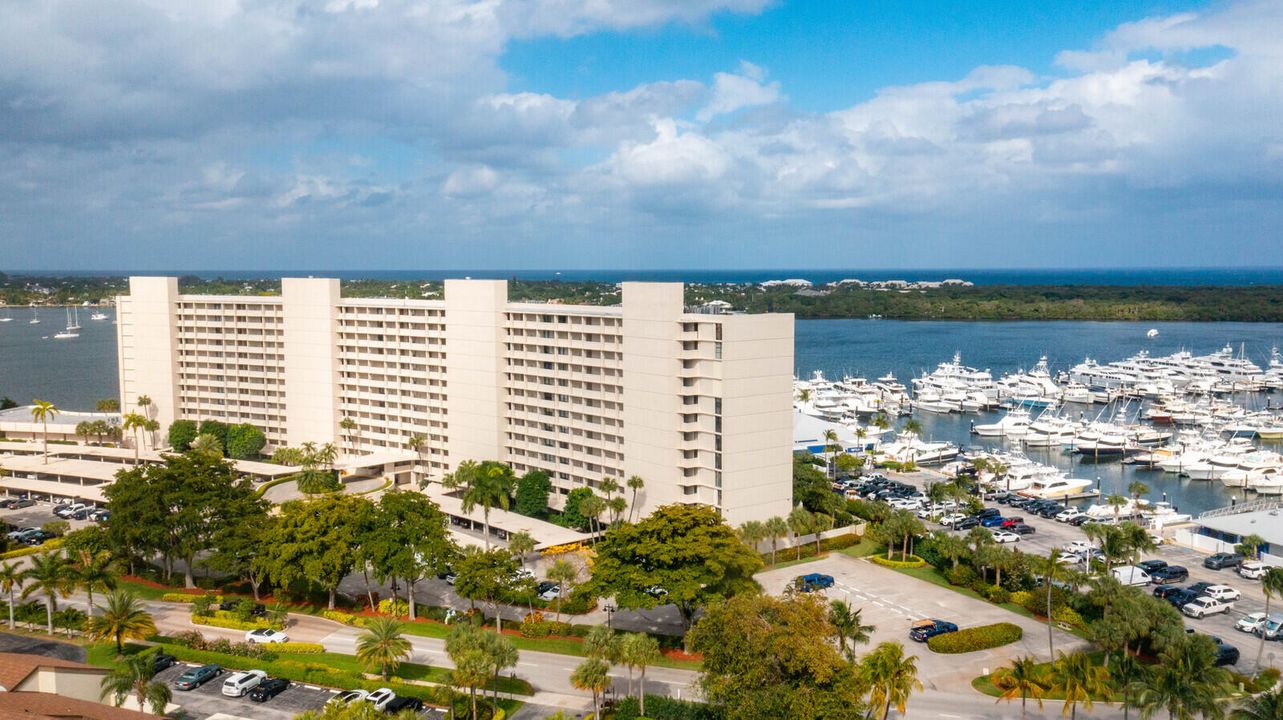 Recently Rented: $4,000 (2 beds, 2 baths, 1424 Square Feet)