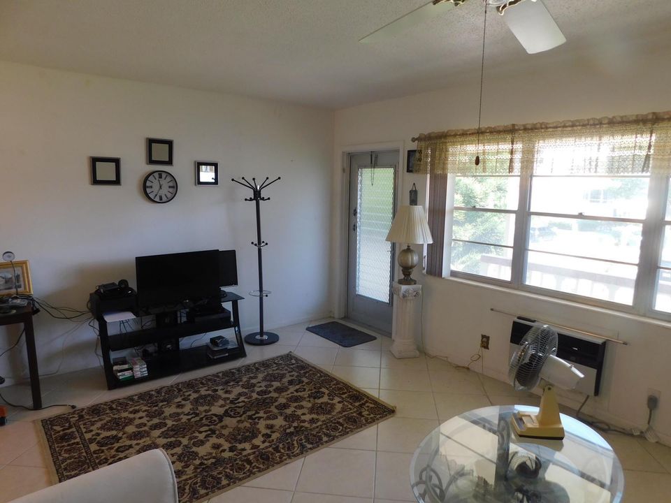 Active With Contract: $75,000 (1 beds, 1 baths, 700 Square Feet)