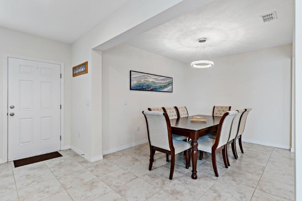 Recently Sold: $450,000 (3 beds, 2 baths, 1670 Square Feet)