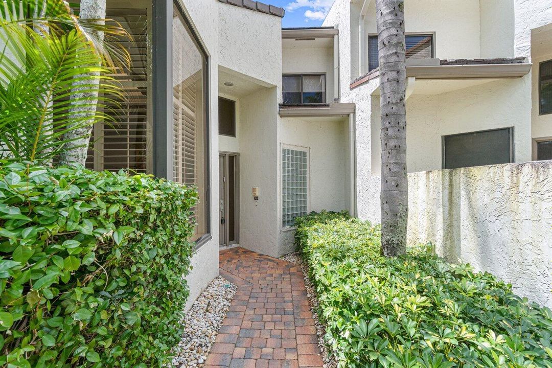 Recently Sold: $1,000,000 (3 beds, 2 baths, 3042 Square Feet)