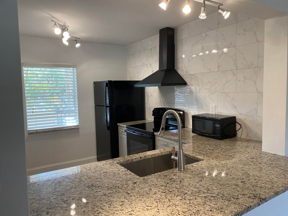 Active With Contract: $2,100 (2 beds, 2 baths, 1090 Square Feet)