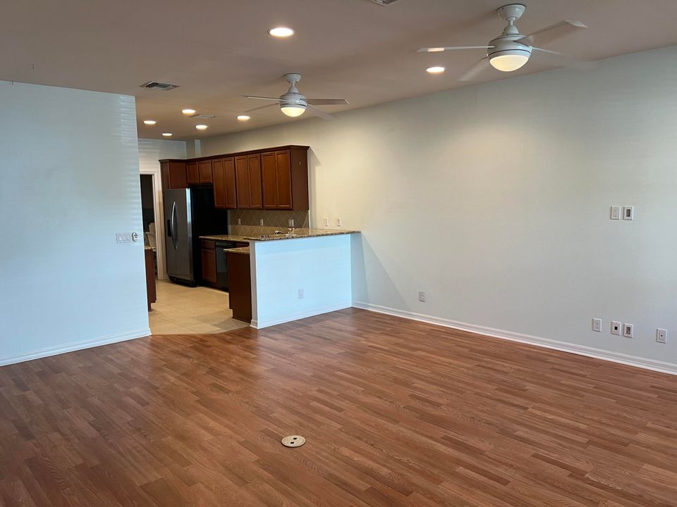 Active With Contract: $3,100 (3 beds, 2 baths, 1533 Square Feet)
