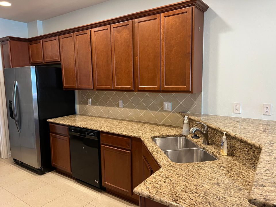 Active With Contract: $3,100 (3 beds, 2 baths, 1533 Square Feet)