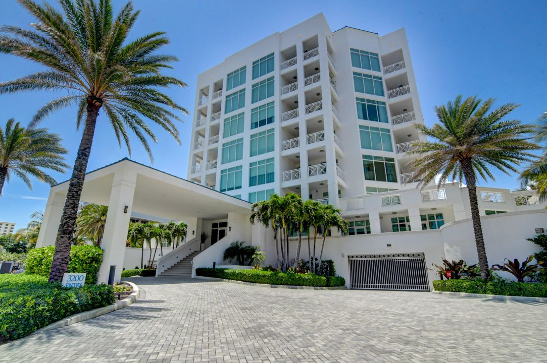 Recently Sold: $4,000,000 (3 beds, 3 baths, 2641 Square Feet)