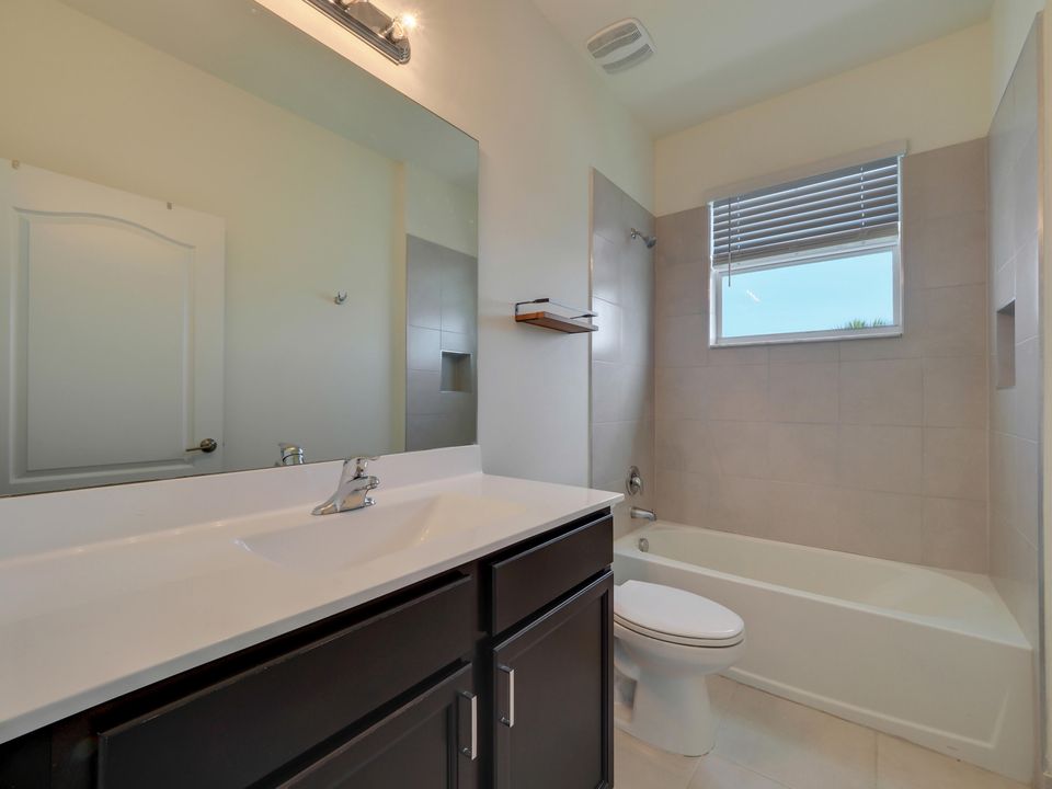 Недавно арендовано: $3,200 (4 спален, 3 ванн, 2705 Квадратных фут)