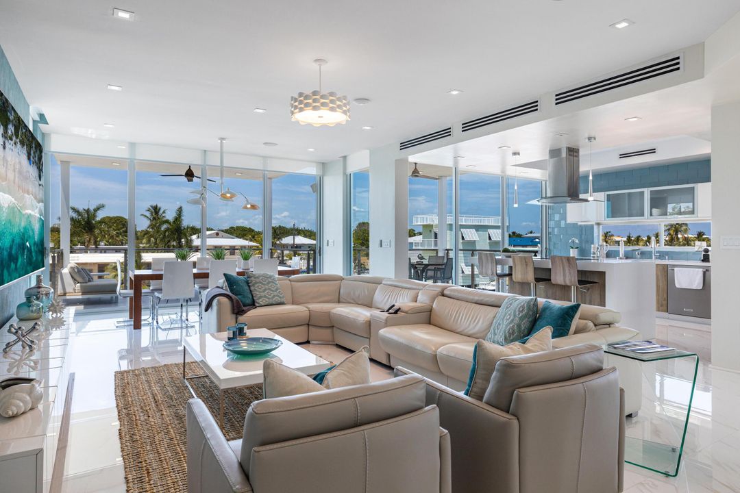 Recently Sold: $3,690,000 (6 beds, 5 baths, 3848 Square Feet)