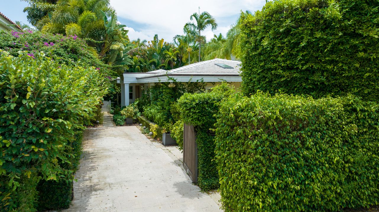 Недавно продано: $5,995,000 (2 спален, 2 ванн, 1772 Квадратных фут)