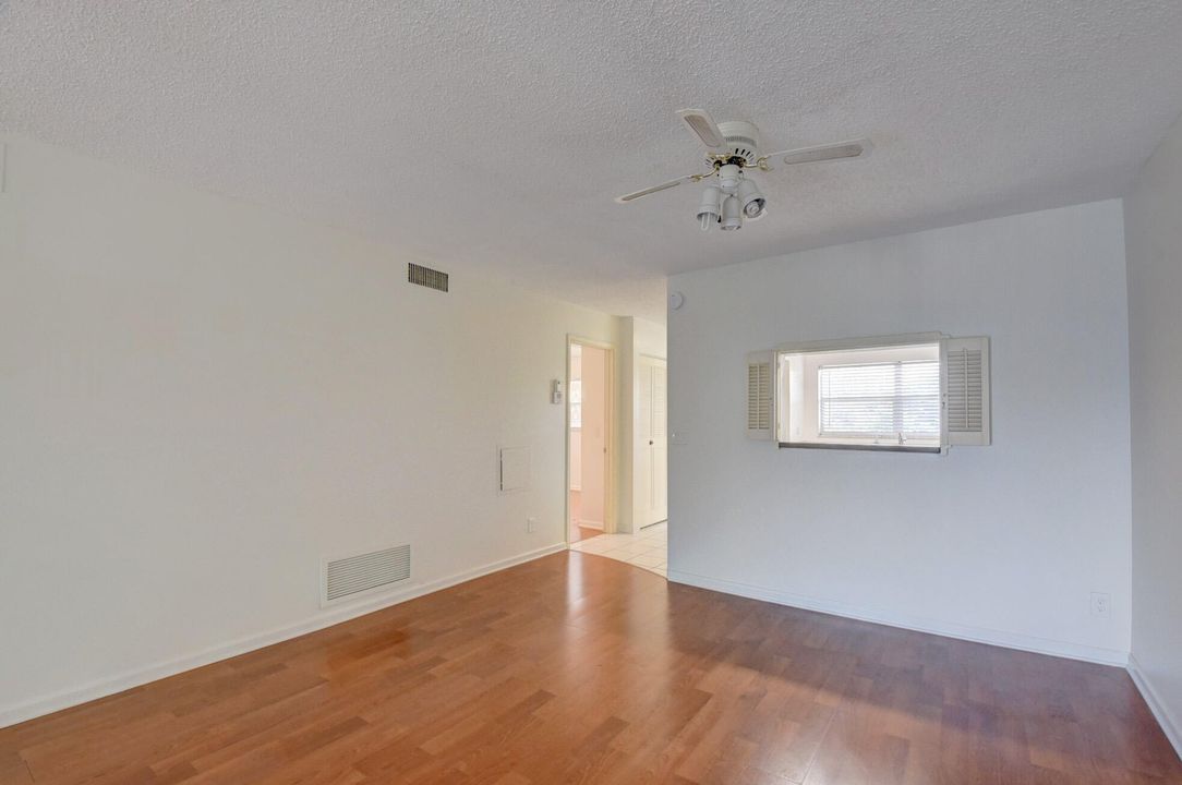 Active With Contract: $1,900 (2 beds, 2 baths, 963 Square Feet)