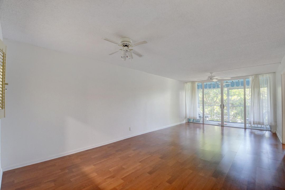 Active With Contract: $1,900 (2 beds, 2 baths, 963 Square Feet)