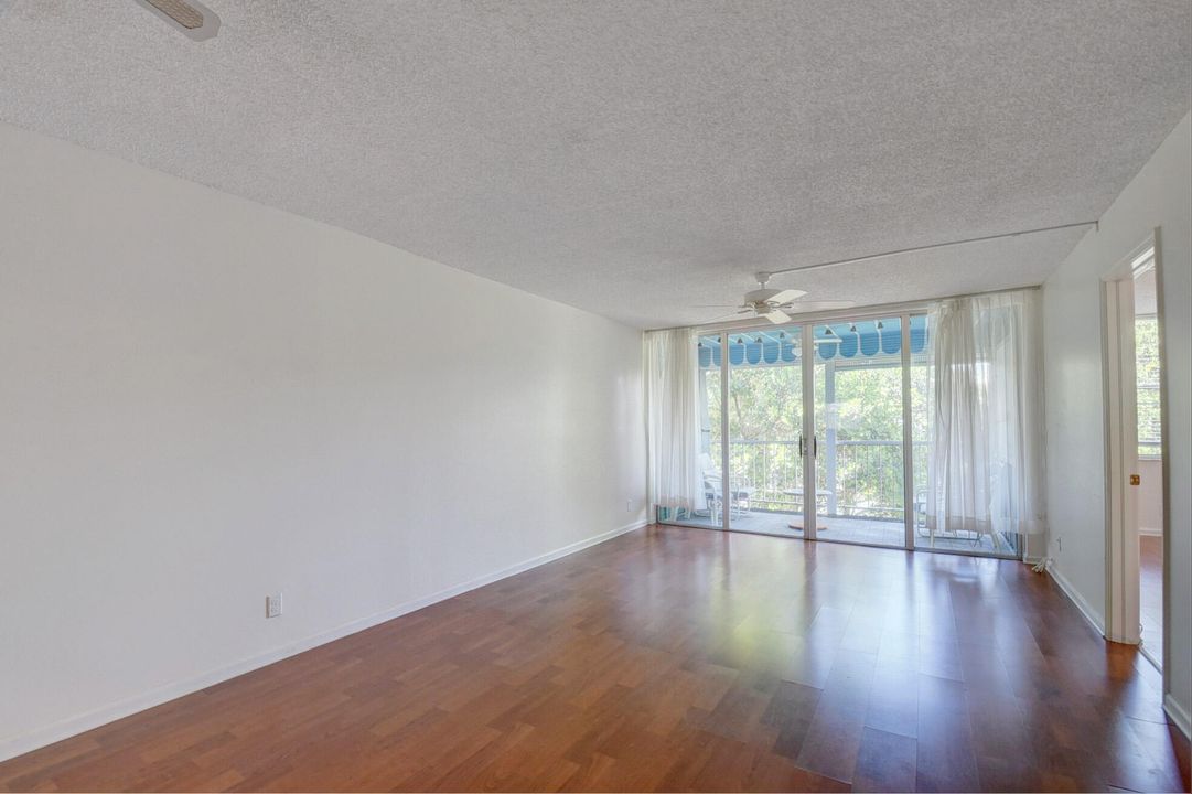 Active With Contract: $1,900 (2 beds, 2 baths, 963 Square Feet)