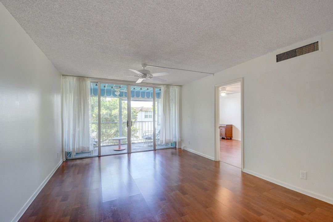 Active With Contract: $1,900 (2 beds, 2 baths, 963 Square Feet)