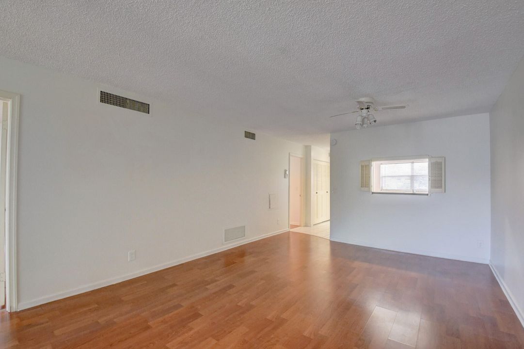 Active With Contract: $1,900 (2 beds, 2 baths, 963 Square Feet)