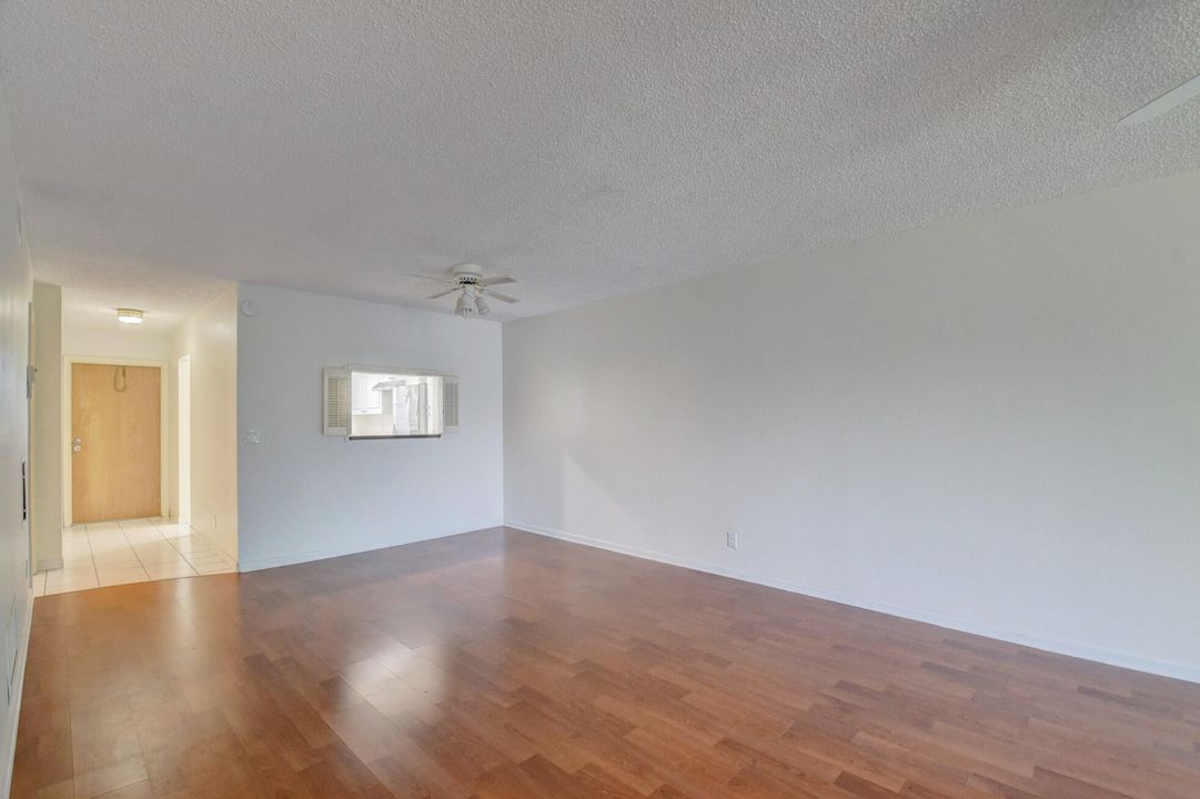 Active With Contract: $1,900 (2 beds, 2 baths, 963 Square Feet)