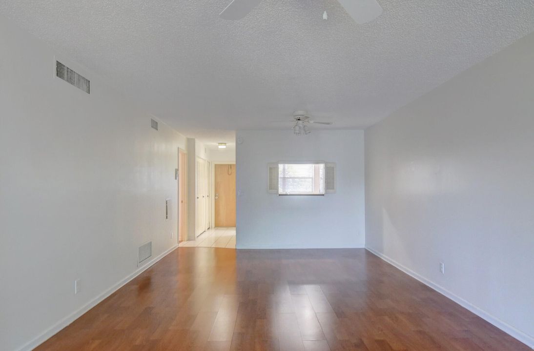 Active With Contract: $1,900 (2 beds, 2 baths, 963 Square Feet)