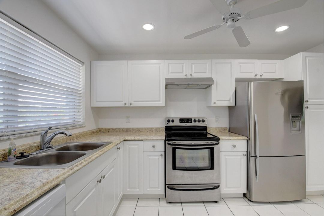 Active With Contract: $1,900 (2 beds, 2 baths, 963 Square Feet)