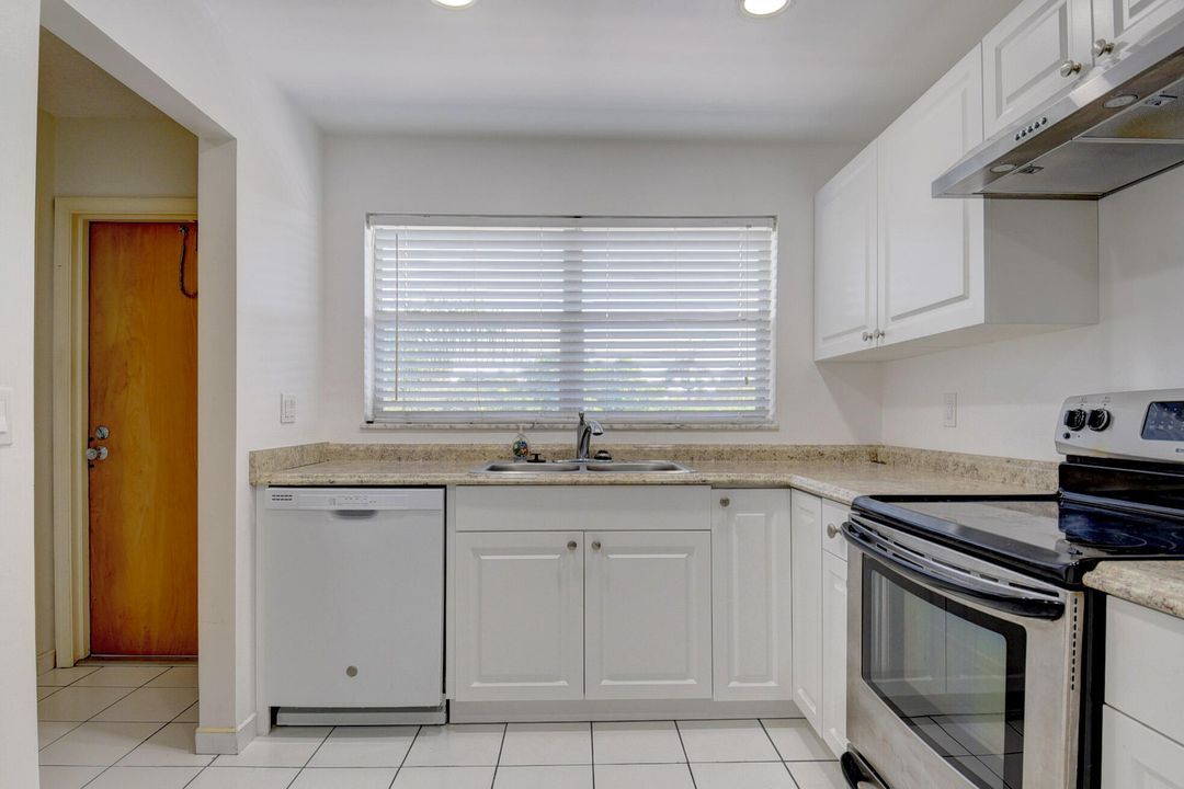 Active With Contract: $1,900 (2 beds, 2 baths, 963 Square Feet)