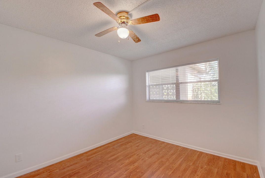 Active With Contract: $1,900 (2 beds, 2 baths, 963 Square Feet)