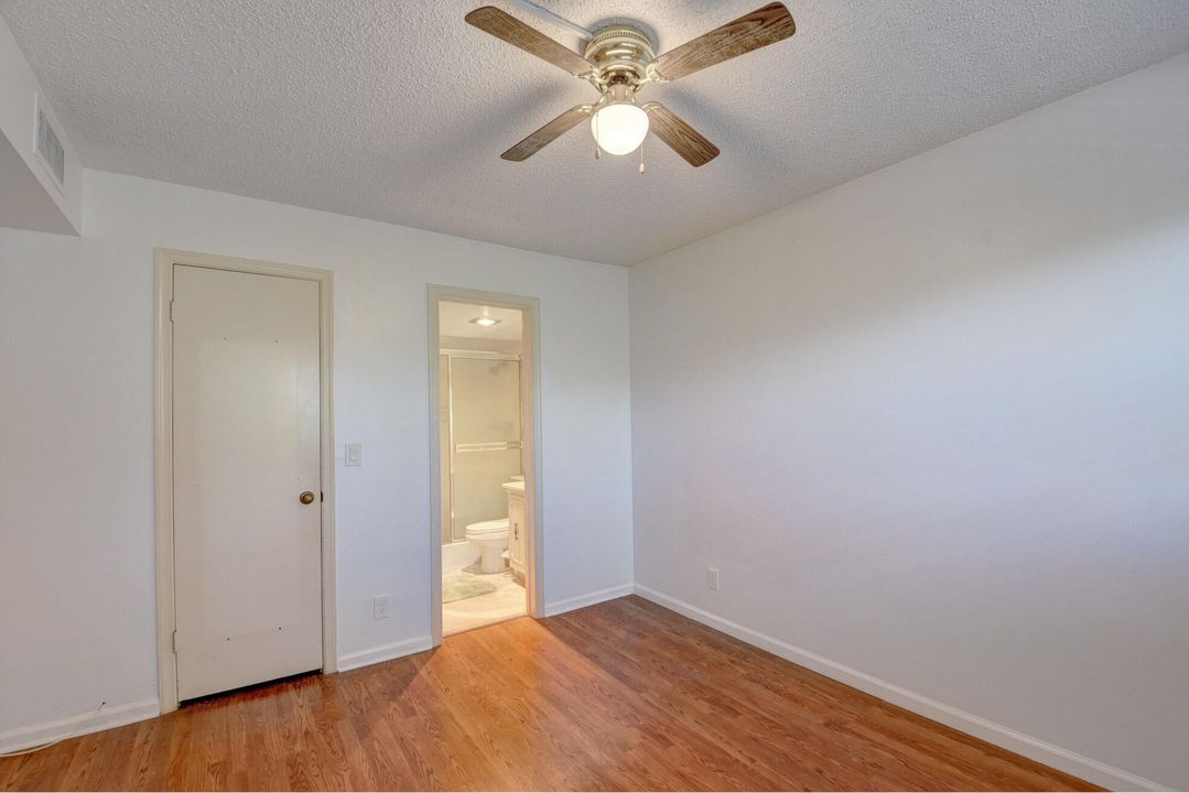 Active With Contract: $1,900 (2 beds, 2 baths, 963 Square Feet)