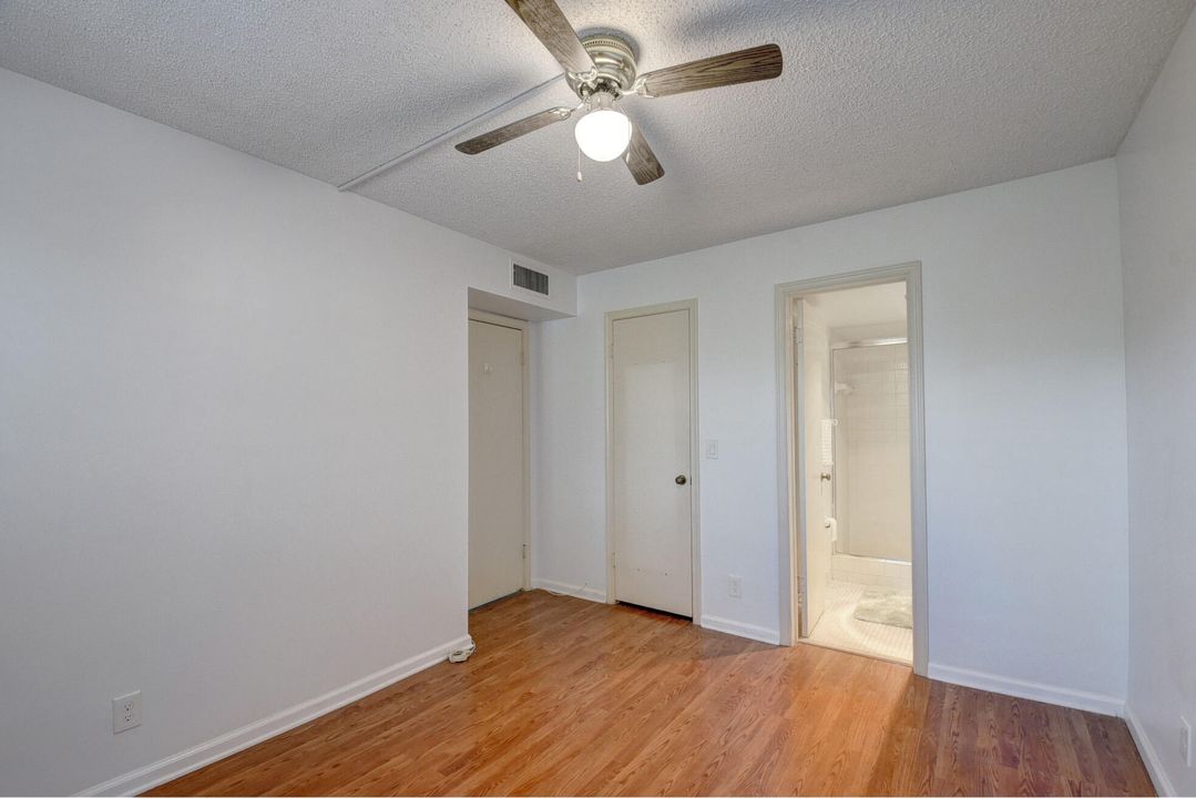 Active With Contract: $1,900 (2 beds, 2 baths, 963 Square Feet)