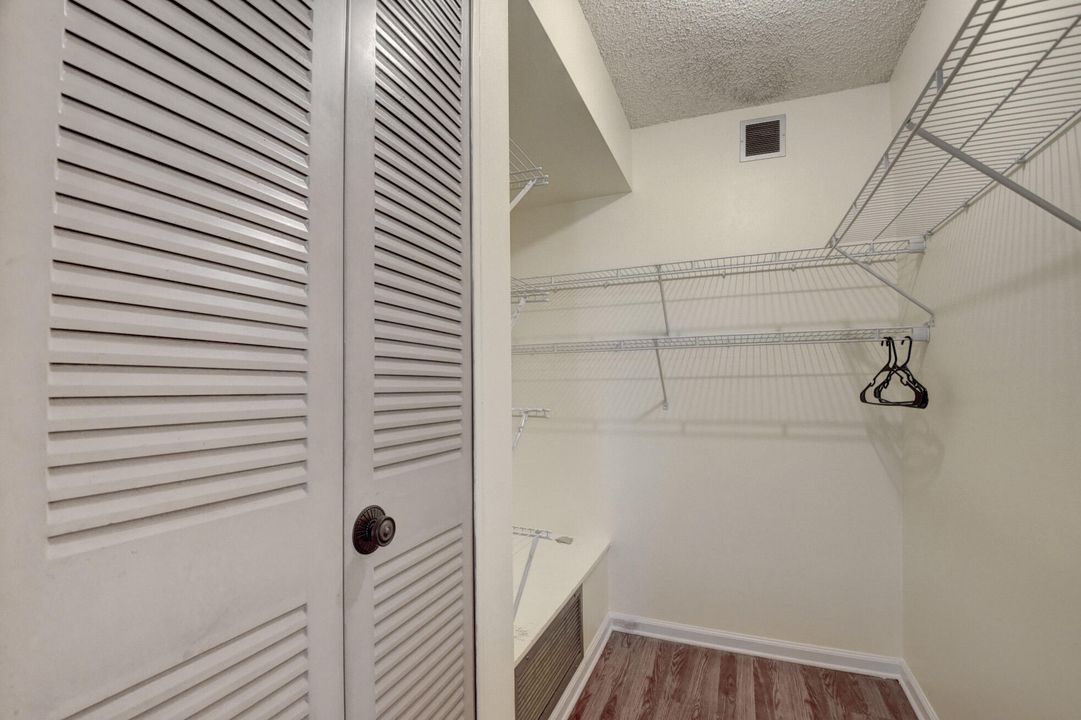 Active With Contract: $1,900 (2 beds, 2 baths, 963 Square Feet)