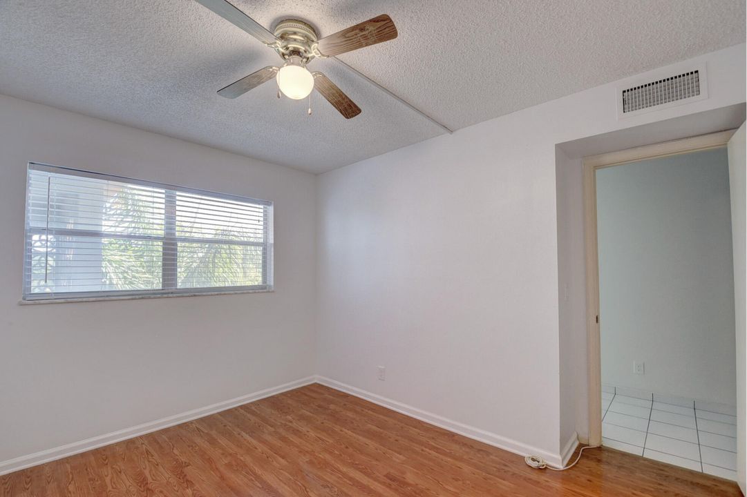 Active With Contract: $1,900 (2 beds, 2 baths, 963 Square Feet)