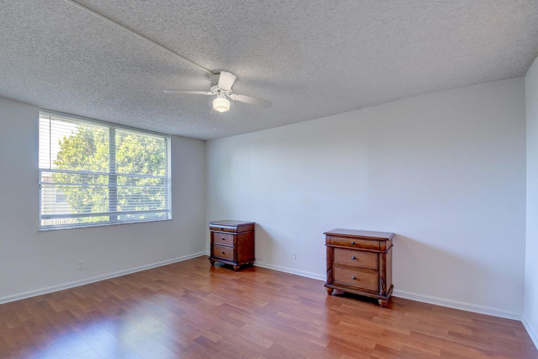 Active With Contract: $1,900 (2 beds, 2 baths, 963 Square Feet)