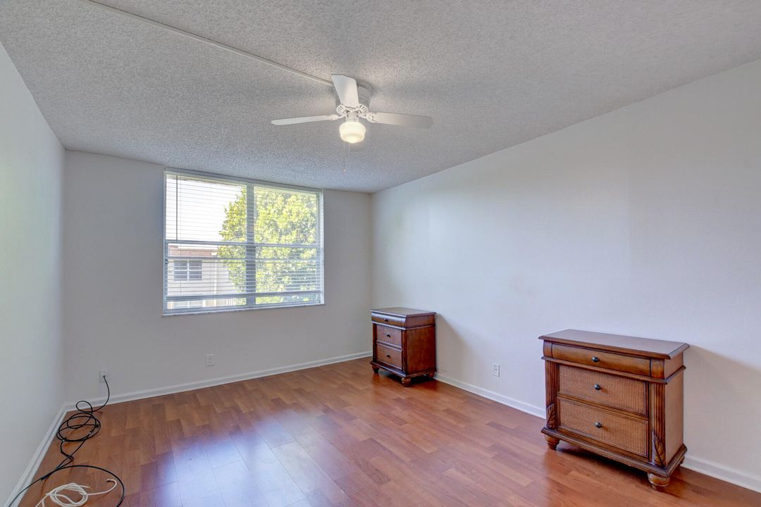 Active With Contract: $1,900 (2 beds, 2 baths, 963 Square Feet)