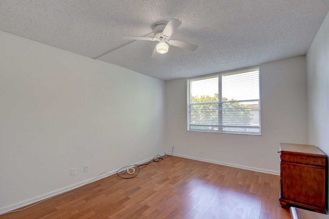 Active With Contract: $1,900 (2 beds, 2 baths, 963 Square Feet)